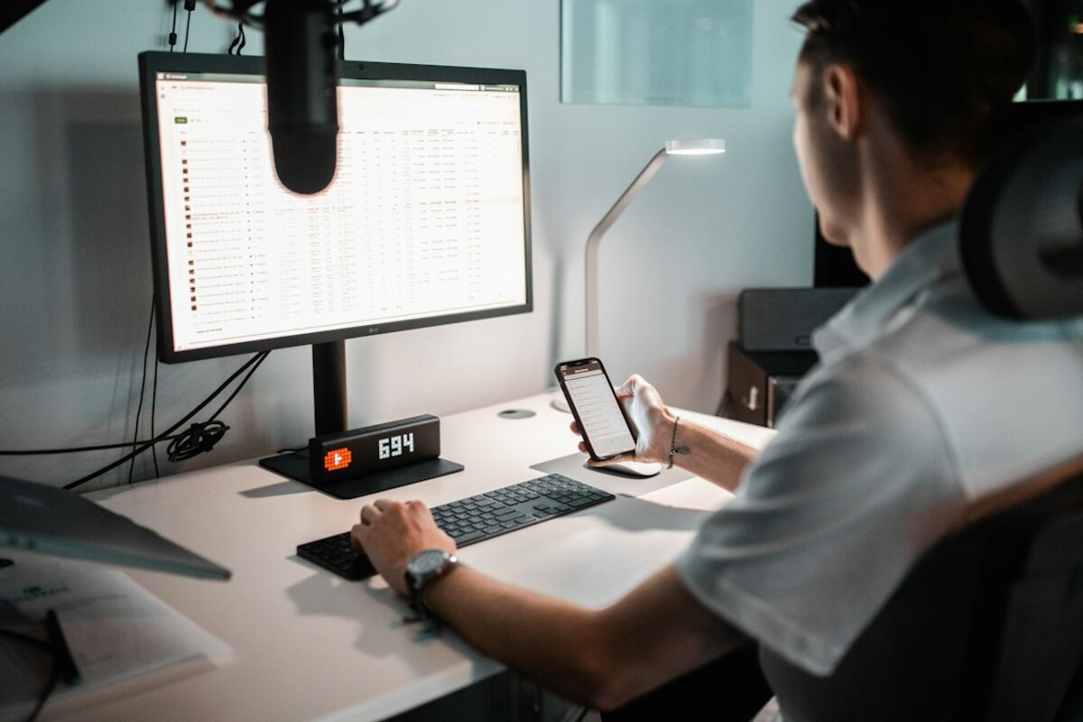 Voice Notes at Work: When They’re Helpful, When They’re Awkward, and How to Use Them Well