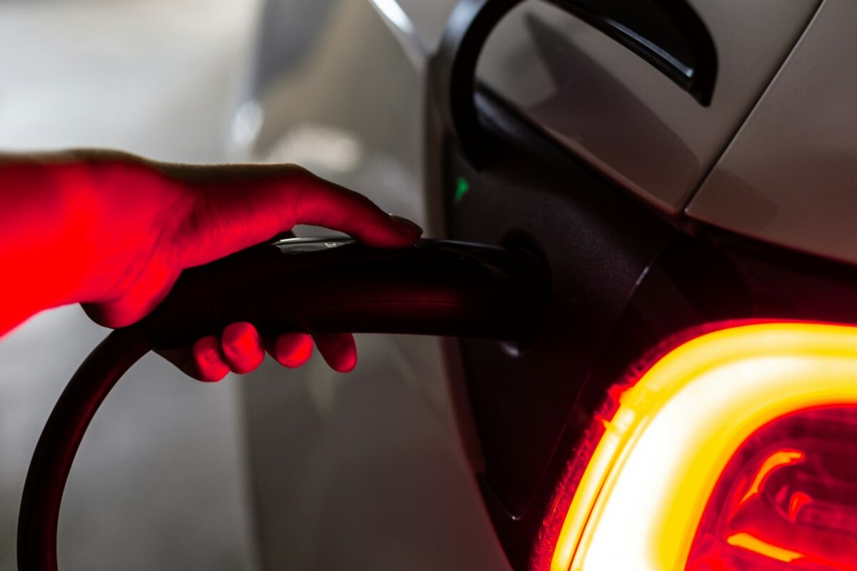 Why Your Next Car Might Power Your House: A Simple Guide to Vehicle-to-Home (V2H)